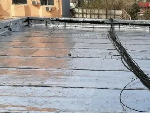 陈巴尔虎卫生间漏水维修公司分享下陈巴尔虎屋面楼顶防水刚性防水层施工要点。